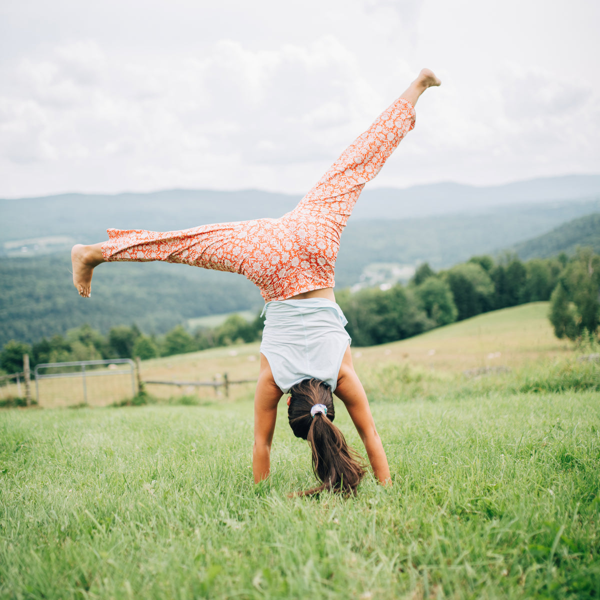 Handstand stitch straw topper